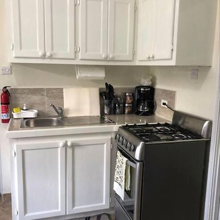 Kelly'S Studio Apartment - Rental Near Airport, Amenities And Bus Route Saint Philip Esterno foto
