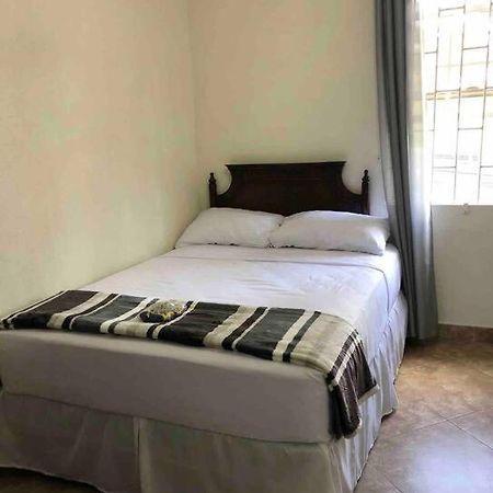 Kelly'S Studio Apartment - Rental Near Airport, Amenities And Bus Route Saint Philip Esterno foto