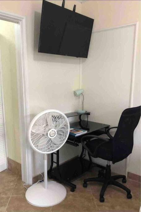 Kelly'S Studio Apartment - Rental Near Airport, Amenities And Bus Route Saint Philip Esterno foto