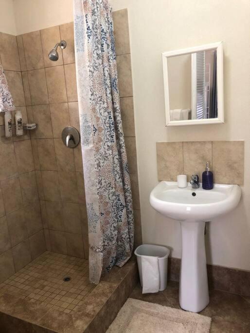 Kelly'S Studio Apartment - Rental Near Airport, Amenities And Bus Route Saint Philip Esterno foto