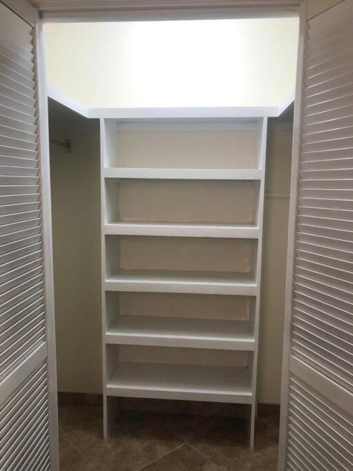 Kelly'S Studio Apartment - Rental Near Airport, Amenities And Bus Route Saint Philip Esterno foto